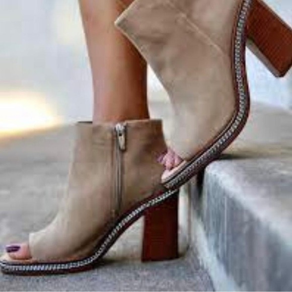 Nib Vince Camuto Bitnny Chain Peep Toe Suede Booties - Picture 2 of 13